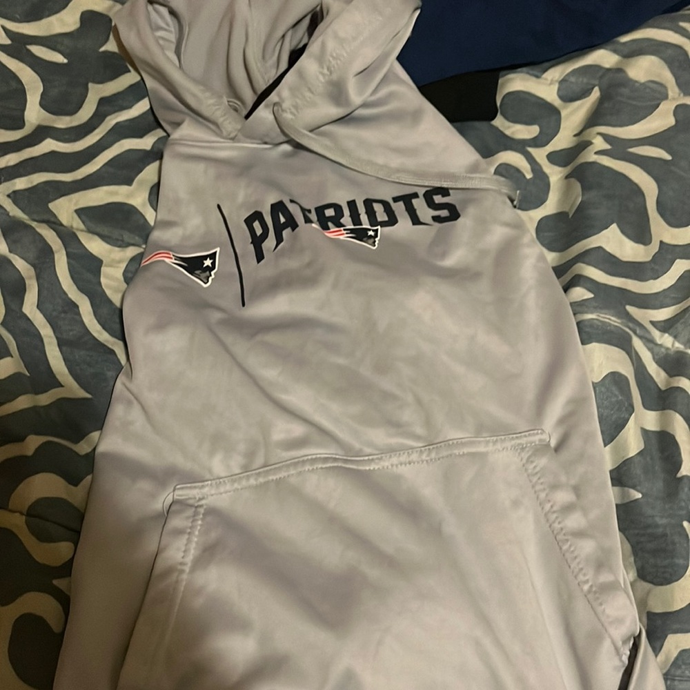 size medium patriots hoddie